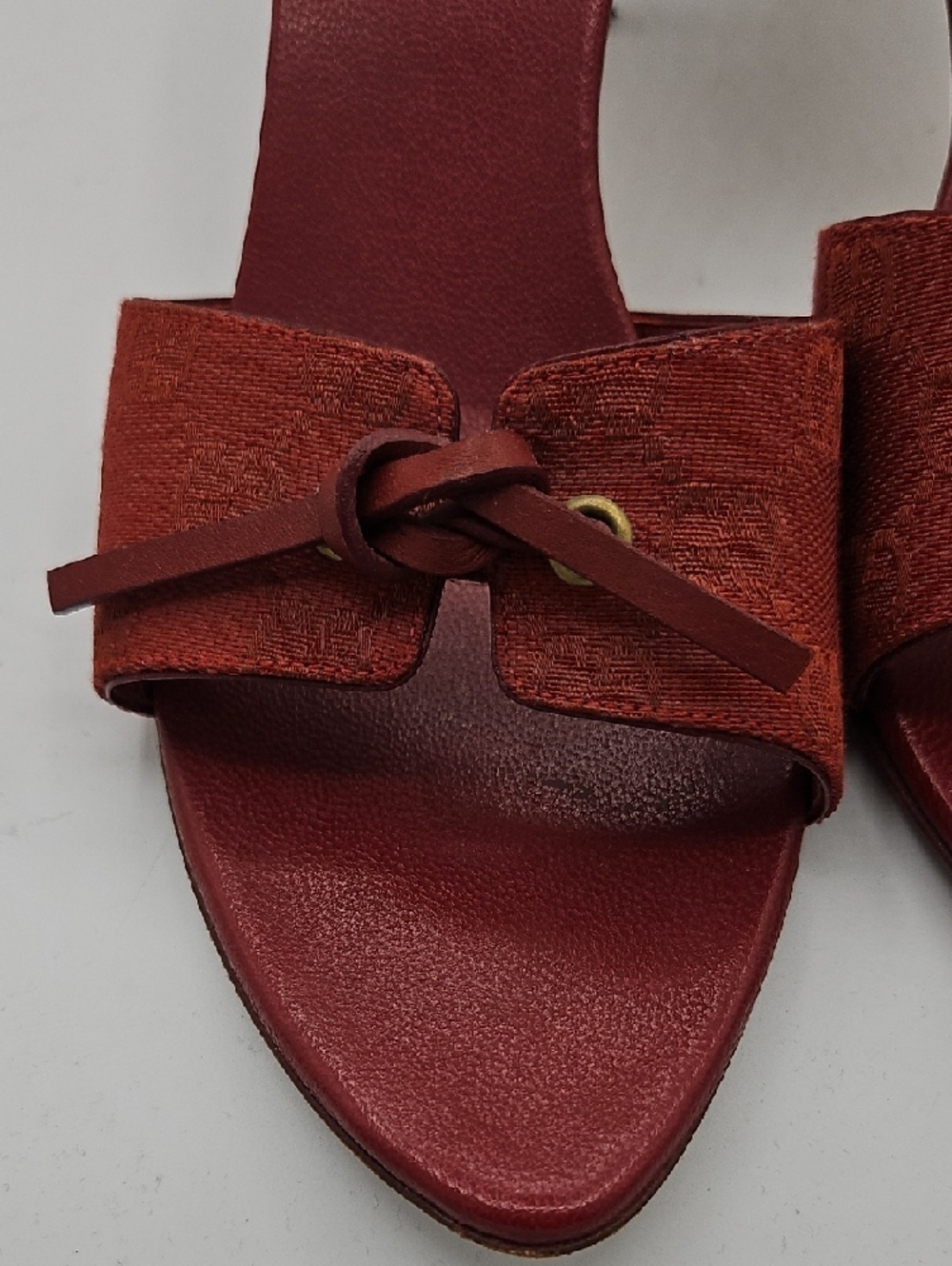 Gucci Red Leather Knot Slide Heels with Gold-Tone Detail - Picture 14 of 17